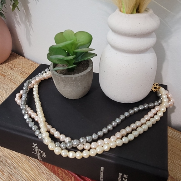 Avon vintage 3 strand pearl necklace gold tone ornate clasp. Pink silver white - Picture 4 of 6